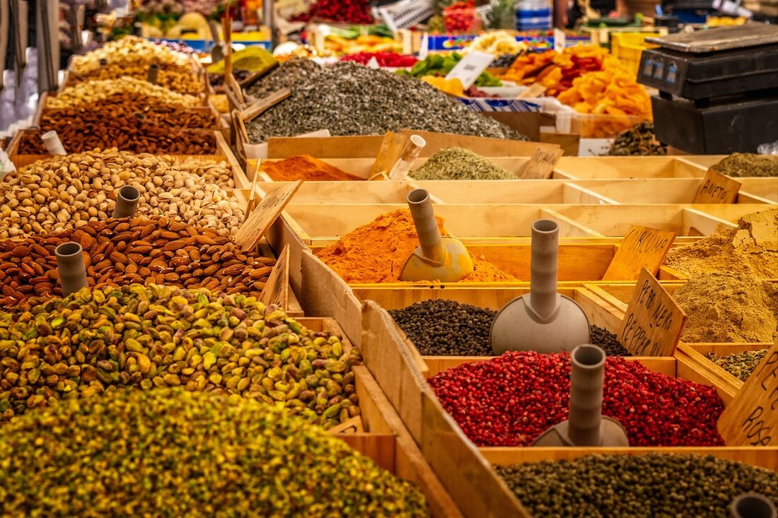 Entdecken Sie die vielseitige Welt des Kurkuma in der Naturheilkunde: von historischen Anwendungen über gesundheitliche Vorteile bis hin zu praktischen Rezepten.