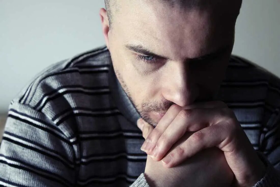 Der Schatten der Stigmatisierung, der Depressionen und andere psychische Erkrankungen umgibt, ist subtil, aber weit verbreitet und bleibt oft unbemerkt. Sie bleibt auch dann bestehen, wenn Depressionen offen diskutiert werden, und schränkt unser Verständnis und unsere Wahrnehmung der Menschen, die mit Depressionen leben, und der verschiedenen Formen, die sie annehmen kann, ein. Daher können bestimmte Anzeichen einer hochfunktionalen Depression selbst von Personen übersehen werden, die sich mit Fragen der psychischen Gesundheit gut auskennen. Depressionen werden häufig so dargestellt, dass sie vorwiegend weiße, cisgender-heterosexuelle Frauen betreffen und als überwältigende, schwächende Trauer dargestellt werden, die die Betroffenen ans Bett fesselt. Bei dieser …