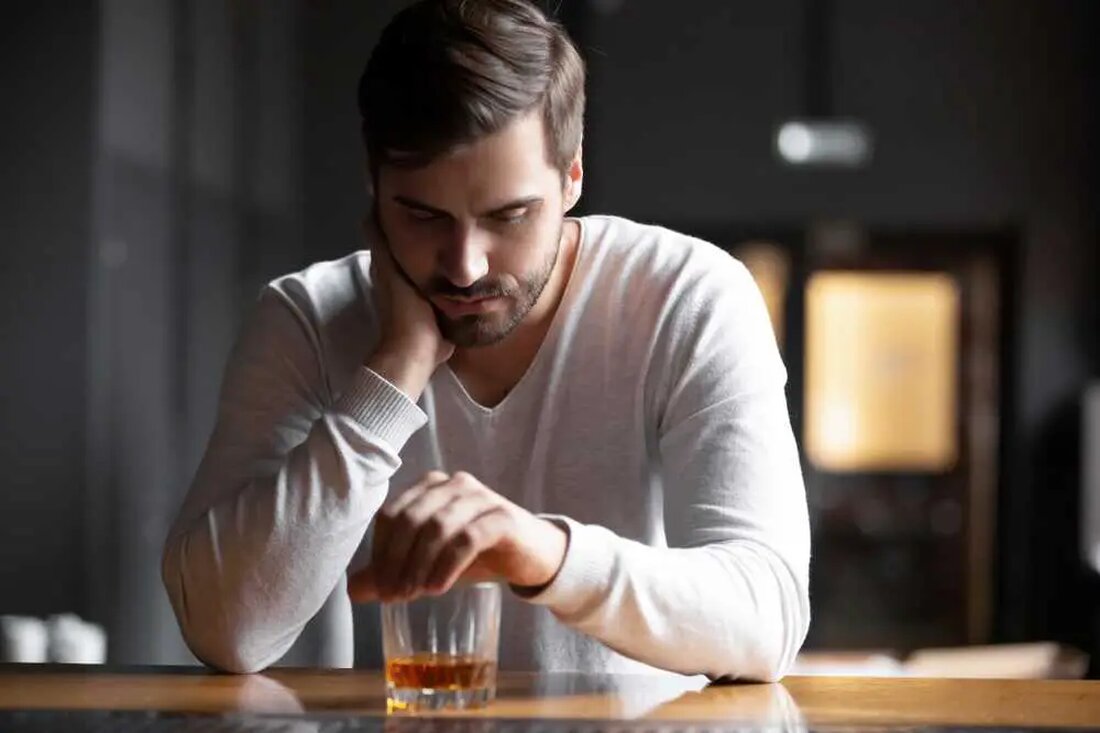 Im Laufe der Jahre hat sich die Alkoholabhängigkeit wieder einmal als so böse Muse manifestiert, wie sie es immer war. Besorgniserregend ist, dass nach Angaben des National Institute on Alcohol Abuse and Alcoholism (NIAAA) fast 14,1 Millionen Erwachsene in den Vereinigten Staaten an einer Alkoholkonsumstörung (AUD) leiden. Ein paar Pints ​​pro Woche mögen auf den ersten Blick harmlos erscheinen, aber bevor Sie es merken, sind Sie süchtig. Chronischer Alkoholkonsum kann zu schweren Leberschäden, einschließlich Fettleber, alkoholischer Hepatitis, Fibrose und Leberzirrhose, führen und die Gesundheit erheblich beeinträchtigen. Langsam aber sicher verabschieden Sie sich von den Zeiten, in denen Sie nur um &hellip;
