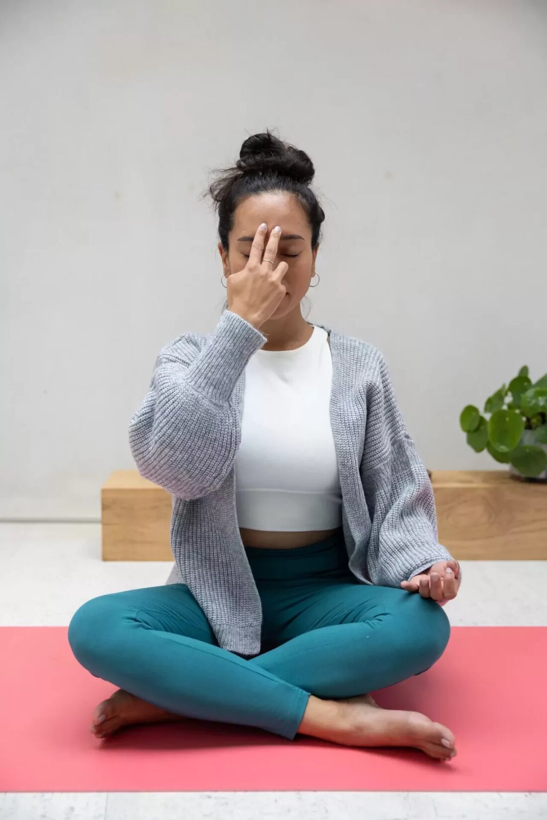 Wenn Sie sich ein wenig erschöpft oder erschöpft fühlen oder Ihre Vitalität nicht mehr das ist, was sie einmal war, sind Sie nicht allein. Untersuchungen zeigen, dass Müdigkeit, Erschöpfung und Stress bei so ziemlich jedem verbreitet sind, aber auch, dass die Millennial-Generation (die zwischen 1981 und 1996 geboren wurde) heute doppelt so häufig unter ständiger Erschöpfung leidet wie Gleichaltrige vor 20 Jahren. Sich erschöpft oder lethargisch zu fühlen, ist ein Symptom, das mit dem verbunden ist, was die Traditionelle Chinesische Medizin als erschöpftes „Qi“ bezeichnet. Qi ist die Lebensenergie des Körpers, die unser Immunsystem, unsere Widerstandsfähigkeit, Fruchtbarkeit, Heilungsfähigkeit und unser …
