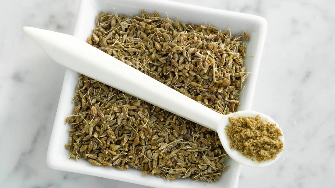 Anis ist ein Kraut (Pimpinella anisum), das seit langem als Heilmittel eingesetzt wird. Anissamen, Anisöl und seltener Wurzel und Blatt werden zur Herstellung von Arzneimitteln zur Behandlung von Verdauungsproblemen und anderen Problemen verwendet. Nach einigen Quellen wurde Anis bereits 1500 v. Chr. In Ägypten verwendet. Anis wird auch häufig zum Würzen von Lebensmitteln, Getränken, Süßigkeiten und Atemerfrischern verwendet und wird häufig als Duftstoff in Seife, Cremes, Parfums und Beuteln verwendet. Anis ist unter verschiedenen Namen bekannt, darunter: Anis Vert Anislikör Anisi Fructus Graine d’Anis Vert Anis ist nicht dasselbe wie Sternanis, obwohl die Namen ähnlich klingen. Nutzen für die Gesundheit Die Forschung …