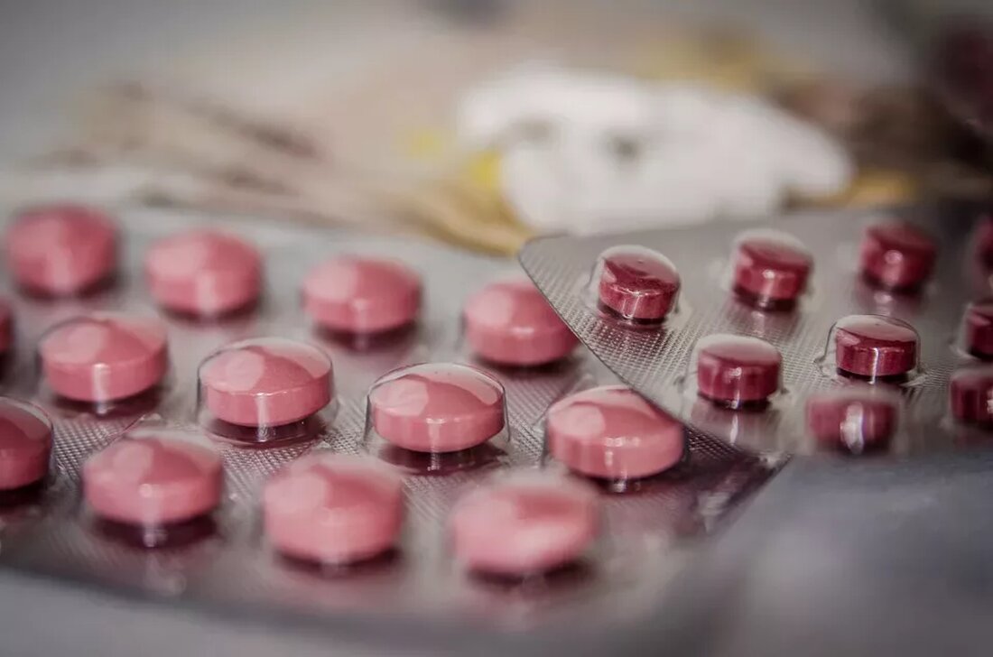 Apotheken und ihre Rolle in der Phytotherapie Die Phytotherapie, auch bekannt als Pflanzenheilkunde, ist eine Therapieform, die auf der Verwendung von Pflanzen und ihren Wirkstoffen basiert. Diese natürliche Heilmethode hat in den letzten Jahren immer mehr an Bedeutung gewonnen und findet auch in Apotheken immer häufiger Anwendung. In diesem Artikel werden die Rolle von Apotheken in der Phytotherapie sowie die Vorteile dieser Verbindung genauer beleuchtet. 1. Die Bedeutung von Apotheken in der Phytotherapie Apotheken spielen eine wesentliche Rolle in der Phytotherapie, da sie die erste Anlaufstelle für Patienten sind, die pflanzliche Arzneimittel verwenden möchten. Apotheker sind gut ausgebildet und verfügen …