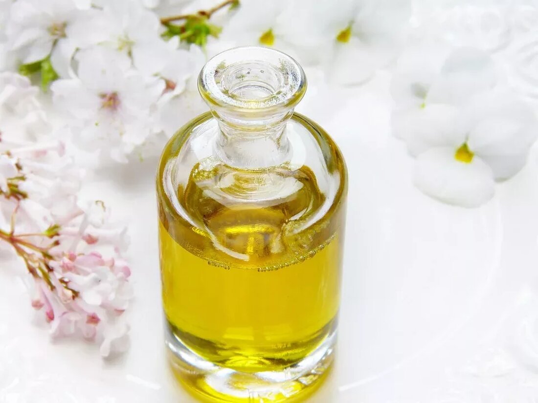 Aromatherapie: Die Heilkraft der Düfte Die Aromatherapie ist eine alternative Therapiemethode, die die Heilkraft von ätherischen Ölen nutzt. Ätherische Öle werden aus Pflanzen gewonnen und haben einen starken Duft. Sie können auf verschiedene Weisen angewendet werden, wie beispielsweise durch Einatmen, Einreiben oder Zugabe zu Badezusätzen. Die Aromatherapie hat eine lange Geschichte und wurde bereits in den antiken Zivilisationen verwendet. In diesem Artikel werden wir einen detaillierten Blick auf die Aromatherapie werfen, ihre Wirkungsweise, Anwendungsgebiete und potenziellen Vorteile. Die Wirkungsweise der Aromatherapie Die Wirkungsweise der Aromatherapie basiert auf der Vorstellung, dass die ätherischen Öle bestimmte chemische Verbindungen enthalten, die auf den …