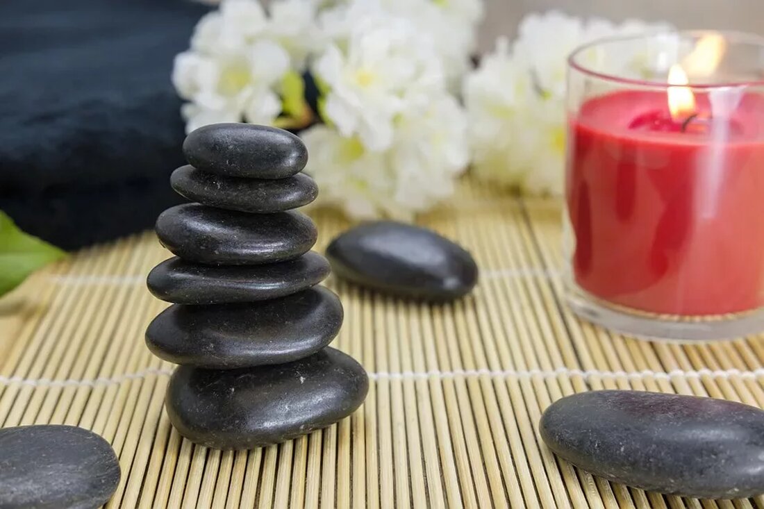 Ayurveda für Tiere: Grundlagen und Therapien Ayurveda ist eine alte indische Heilkunst, die bereits seit Jahrtausenden angewendet wird. Ursprünglich für den Menschen entwickelt, wird Ayurveda heute auch bei Tieren eingesetzt, um ihre Gesundheit zu verbessern und Krankheiten zu behandeln. In diesem Artikel werden die Grundlagen des Ayurveda für Tiere erläutert, einschließlich der Prinzipien und Therapien. Was ist Ayurveda? Ayurveda ist ein ganzheitliches Gesundheitssystem, das auf der Idee basiert, dass Körper, Geist und Seele miteinander verbunden sind. Das Wort „Ayurveda“ stammt aus dem Sanskrit und setzt sich aus den Begriffen „Ayus“ (Leben) und „Veda“ (Wissen) zusammen. Das Ziel des Ayurveda ist …