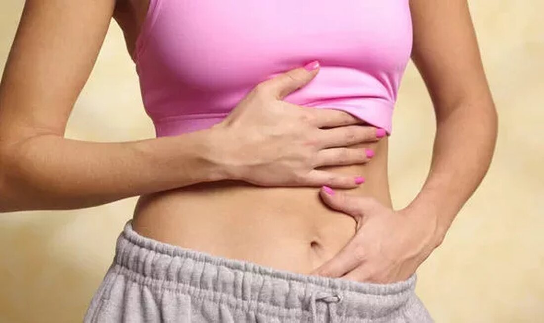 Darmgas ist eine peinliche und ärgerliche Situation, die viele Menschen regelmäßig erleben. Blähungen sind vielleicht eines der wichtigsten Gesundheitsprobleme, über die sich die in der westlichen Welt lebenden Menschen beschweren. Schätzungen zufolge stoßen wir mindestens 14 Mal am Tag Gas aus. Das ergibt fast 4 Pints Luft! Obwohl diese Statistiken die „Norm“ sein mögen, ist sie sicherlich kein gesundes Gleichgewicht. Was können wir gegen all diesen Luftüberschuss tun? Unten finden Sie eine Liste mit Naturheilmittel gegen Blähungen. Natürliche Heilmittel für Blähungen 1. Bio-Ingwer Ingwertee trinken und frische Ingwerwurzel essen sind zwei der besten Mittel gegen Blähungen. Fügen Sie Ihrem Essen nach Wunsch kleine Mengen Ingwer (getrocknet oder frisch) …