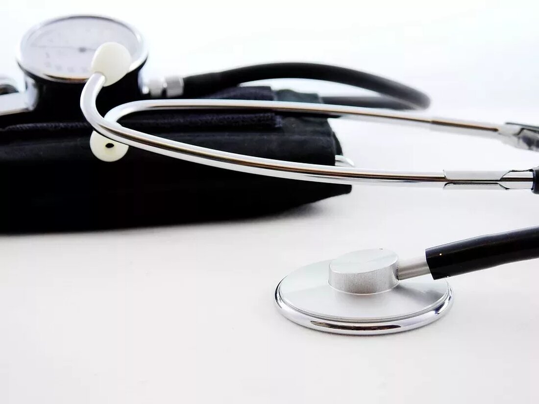 Blutdruck Sofort Senken Hausmittel: Natürliche Blutdruckregulierung Der Blutdruck ist ein wichtiger Indikator für die Gesundheit des Herz-Kreislauf-Systems. Ein zu hoher Blutdruck, auch bekannt als Hypertonie, kann zu schwerwiegenden gesundheitlichen Problemen führen, wie z. B. Herzinfarkt, Schlaganfall und Nierenproblemen. Es ist daher wichtig, den Blutdruck regelmäßig zu überwachen und bei Bedarf zu senken. Neben Medikamenten gibt es auch viele natürliche Hausmittel, die dazu beitragen können, den Blutdruck zu regulieren. In diesem Artikel werden wir uns mit einigen effektiven Hausmitteln befassen, mit denen man den Blutdruck sofort senken kann. Ursachen für Bluthochdruck Bevor wir uns mit den Hausmitteln zur Blutdrucksenkung befassen, ist …