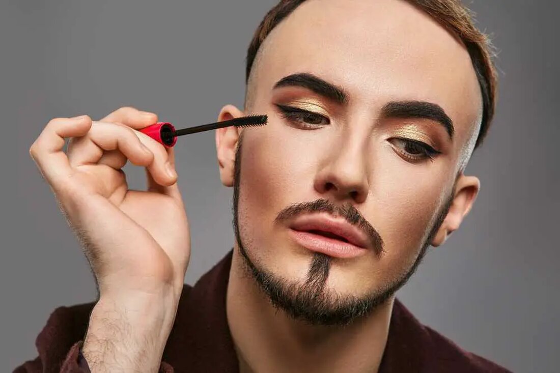 Breaking Beauty Stereotypes: Warum Guyliner ein großes Comeback feiert Schönheit, oft durch die enge Brille gesellschaftlicher Erwartungen wahrgenommen, befindet sich in ständigem Wandel. Trends kommen und gehen, aber manche tauchen mit erneuter Kraft auf und fordern Stereotypen heraus und definieren Normen neu. Ein solcher Trend, der ein lautes Comeback feiert, ist der „Guyliner“ – Eyeliner, der von Männern getragen wird. Mit seinen Wurzeln in der Antike steht dieser Schönheitstrend heute als Zeugnis für die Fließfähigkeit von Geschlechterrollen in Mode und Kosmetik. In Wahrheit haben Männer die transformative Kraft von Kosmetik möglicherweise schon seit Jahrhunderten angenommen, vielleicht sogar bevor sie mit …