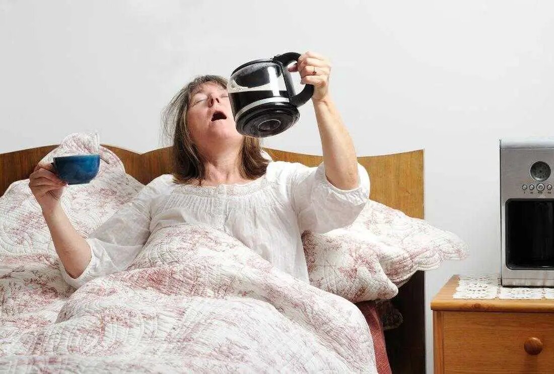 Koffein und Parkinson-Krankheit: Eine neue Schutzwirkung entdeckt Koffein und die Parkinson-Krankheit werden oft miteinander in Verbindung gebracht, insbesondere da Parkinson weltweit ein großes Gesundheitsproblem darstellt. Diese Krankheit betrifft Millionen von Menschen und äußert sich durch Symptome wie Zittern und Bewegungsschwierigkeiten. Die weltweite Verbreitung nimmt stetig zu. Aus diesem Grund suchen Forscher nach Möglichkeiten, diese Symptome zu verhindern oder zu lindern. Eine neue Studie hat interessante Ergebnisse zu Tage gebracht: Regelmäßiger Koffeinkonsum könnte das Risiko, an Parkinson zu erkranken, verringern. Diese schützende Wirkung ist insbesondere bei Menschen mit bestimmten Genvarianten verbreitet, die in asiatischen Bevölkerungen häufig auftreten. Die Forschung deutet darauf …