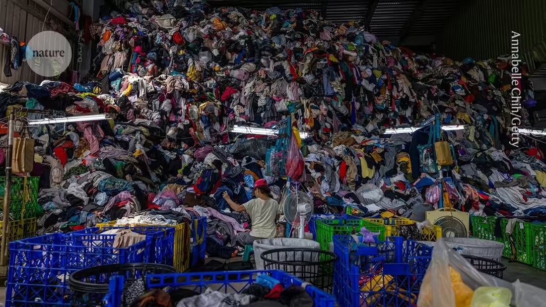 "Erfahren Sie, wie Chemikalien recycelte Kleidung in wieder verwendbare Moleküle umwandeln können. Neue Technologie zur Bewältigung des wachsenden Problems des Textilabfalls in der Modeindustrie. Lesen Sie mehr in diesem Artikel."