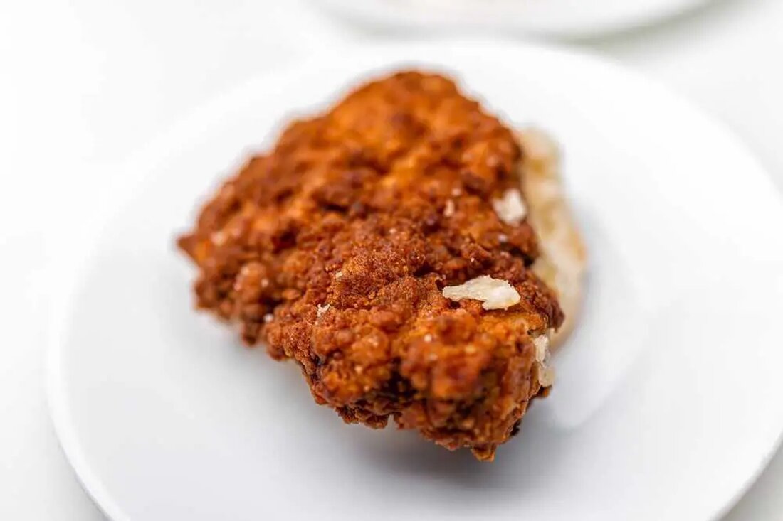 Die Hühnchensandwiches von Chick-fil-A wurden kürzlich aufgrund des Vorhandenseins von Antischaumchemikalien, die negative gesundheitliche Folgen haben können, unter die Lupe genommen. Die in diesen Sandwiches verwendeten Zutaten sind auf der Website des Unternehmens aufgeführt, und ein genauerer Blick offenbart Bedenken hinsichtlich ihrer Auswirkungen auf die Gesundheit. Einer der potenziell schädlichen Inhaltsstoffe ist Dimethylpolysiloxan, ein Antischaummittel, das in dem Öl verwendet wird, das zum Braten des Hähnchens verwendet wird. Während die FDA es für sicher hält, haben Studien es mit negativen Auswirkungen auf das Immunsystem und den Hormonhaushalt in Verbindung gebracht (1). „Dimethylpolysiloxan wird häufig in nach Essig riechenden Silikondichtungen, Klebstoffen …