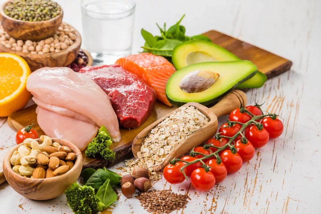 Der Körper braucht Cholesterin, um Hormone und Vitamine herzustellen und Nahrung zu verdauen. Aber zu viel dieser wachsartigen Substanz – insbesondere das „schlechte“ LDL-Cholesterin (Low Density Lipoprotein) – kann sich an den Wänden der Arterien festsetzen und den Blutfluss begrenzen oder blockieren, was schließlich zu Herzerkrankungen führen kann. „Gutes“ HDL-Cholesterin (High Density Lipoprotein) transportiert LDL-Cholesterin vom Körper zur Leber, wodurch es aus dem Körper ausgeschieden wird. Viele Patienten mit hohem Cholesterinspiegel nehmen cholesterinsenkende Medikamente ein, die als „Statine“ bekannt sind. Obwohl Statine den Cholesterinspiegel im Blut wirksam senken, treten bei einigen Personen, die sie verwenden, Nebenwirkungen auf, darunter Muskelprobleme, Diabetes und ein erhöhtes …