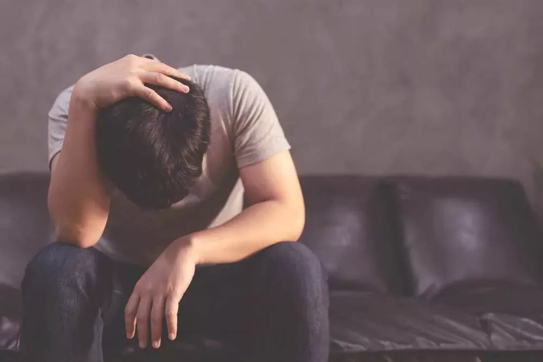 Depression, eine komplexe und schwächende Stimmungsstörung, verändert das Denken, die Emotionen und das Verhalten einer Person erheblich. Allgegenwärtige Gefühle intensiver Traurigkeit und Hoffnungslosigkeit können tiefgreifende Auswirkungen auf das tägliche Leben haben. Diejenigen, die mit Depressionen zu kämpfen haben, stehen oft vor Herausforderungen wie Energiemangel, Motivation, Konzentrations- und Entscheidungsschwierigkeiten, die selbst die einfachsten Aufgaben behindern. Jüngste Statistiken zeigen, dass Depressionen weltweit über 264 Millionen Menschen betreffen, was sie zu einer der Hauptursachen für Behinderungen macht. Unbehandelt kann eine Depression zu schweren gesundheitlichen Komplikationen und sogar zum Selbstmord führen. Emotionale Symptome einer Depression: Anhaltende Gefühle von Traurigkeit oder Hoffnungslosigkeit Verlust des Interesses …