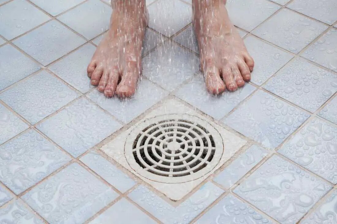 Der anhaltende Diskurs darüber, ob man unter der Dusche pinkeln soll oder nicht, hat zu unterschiedlichen Reaktionen geführt. Viele Einzelpersonen plädieren für dieses Gesetz und verweisen auf die erheblichen Wassereinsparungen, die es mit sich bringt. Aus medizinischer Sicht warnt jedoch Dr. Alicia Jeffrey-Thomas, eine Spezialistin für Beckengesundheit, vor dieser Praxis, insbesondere für diejenigen, denen bei der Geburt eine Frau zugewiesen wird. In diesem Artikel werden wir uns eingehend mit diesem Thema befassen und die Vor- und Nachteile, die gesundheitlichen Auswirkungen und die damit verbundenen erheblichen Wassereinsparungen darlegen. Am Ende sollten Sie ein umfassendes Verständnis der Debatte haben und in der …