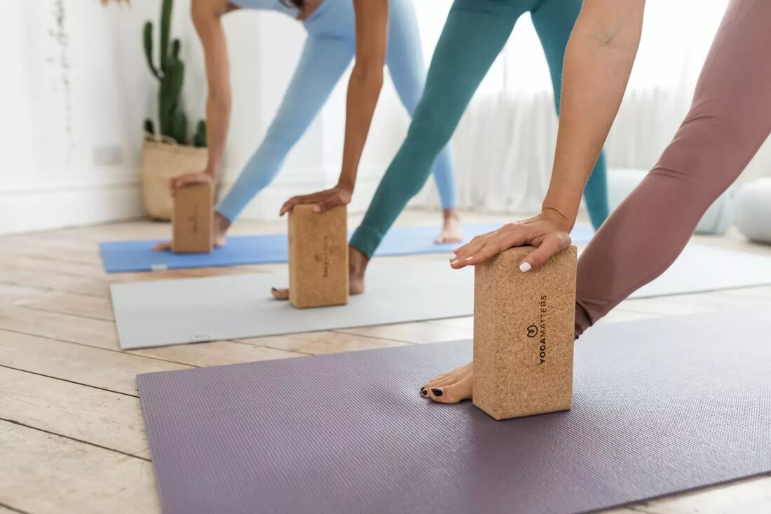 Vor der Pandemie gingen viele von uns ohne einen zweiten Gedanken zu einem Yoga-Kurs; der regelmäßige Vinyasa Flow-Kurs am Dienstagabend oder die langsame Dehnung am Sonntag, um uns auf die kommende Woche vorzubereiten (oder um uns vom Wochenende zu erholen!). Mitten in den Jahren 2020 und 2021 musste die Gesundheits- und Fitnessbranche jedoch schnell denken und Änderungen vornehmen buchstäblich über Nacht, um die Hoffnung aufrechtzuerhalten, über Wasser zu bleiben und weiterhin den Mitgliedern und Klienten zu dienen, die jetzt mehr denn je eine stressabbauende, stimmungsaufhellende und immunstärkende Bewegung brauchten. Zu Beginn des Jahres 2022 haben die Yogastudios mit saubereren Protokollen …