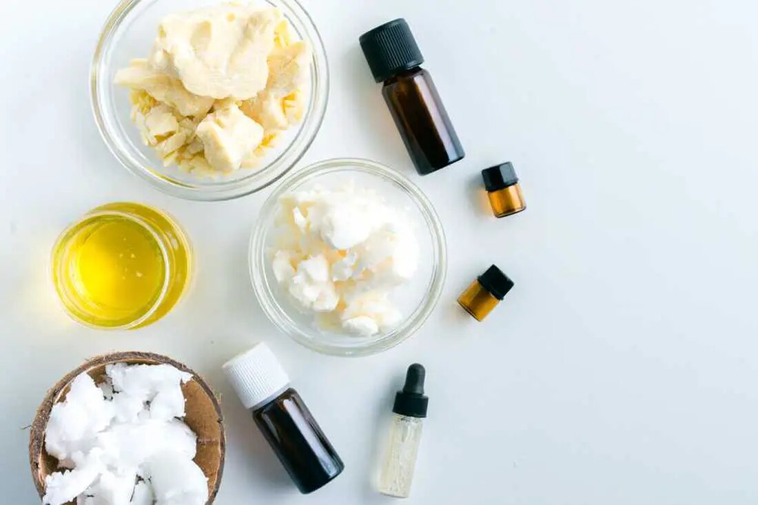 ## Die Bedenken bei gekauften Lotions Wenn es um gekaufte Lotions geht, ist es wichtig zu wissen, dass sie nicht alle gleich sind. Während einige Produkte tatsächlich natürliche und sichere Inhaltsstoffe priorisieren, können andere Elemente enthalten, die gesundheitsbedenklich sind. Um informierte Entscheidungen treffen zu können, ist es wichtig zu verstehen, was in unseren Hautpflegeprodukten enthalten ist. Während bestimmte Chemikalien und Verbindungen möglicherweise aufgrund ihrer spezifischen Vorteile enthalten sind, wurden einige als potenzielle Gesundheitsrisiken identifiziert. **Phthalate (als „Duftstoff“ oder „Parfüm“):** – Beschreibung: Diese werden verwendet, um den Duft von Parfums in Produkten zu verlängern. – Bedenken: Phthalate können das endokrine System …