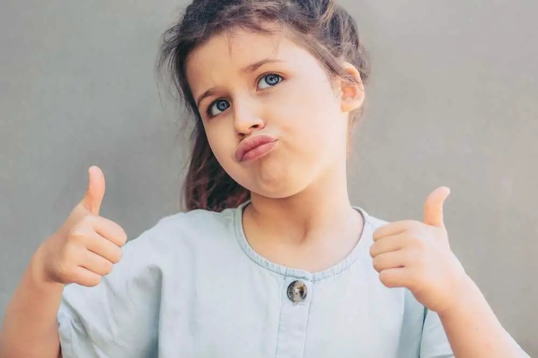 Understanding Narcissism: A Brief Overview Narzissmus, eine wachsende Sorge in der heutigen Gesellschaft, beeinflusst stark die zwischenmenschlichen Beziehungen. Von lockeren Freundschaften bis hin zu tief verwurzelten familiären Bindungen können die Auswirkungen narzisstischer Individuen auf ihre Mitmenschen tiefgreifend und beunruhigend sein. Während die Genetik eine Rolle spielt, prägen die Umgebung und die Erziehung das narzisstische Verhalten eines Kindes. Nach Mayo Clinic ist „die narzisstische Persönlichkeitsstörung durch ein übertriebenes Selbstwertgefühl, ein Verlangen nach Bewunderung und einer bemerkenswerten Abwesenheit von Empathie gekennzeichnet. Unter der Fassade des übertriebenen Selbstvertrauens liegt jedoch ein zerbrechlicher Selbstwert, der selbst die kleinste Kritik beeinflussen kann.“ Ein häufiger Irrtum …