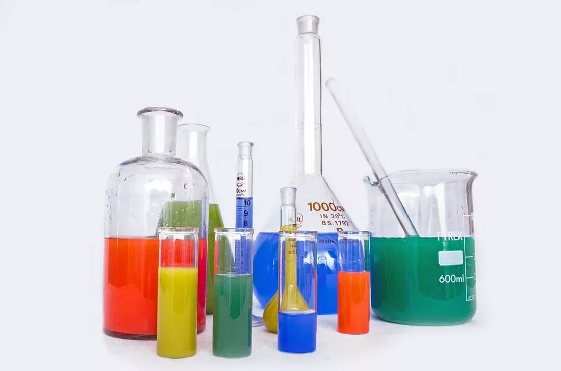 Die Chemie der Heilpflanzen Heilpflanzen haben seit jeher eine wichtige Rolle in der traditionellen Medizin gespielt. Sie enthalten eine Vielzahl von chemischen Verbindungen, die für ihre medizinischen Eigenschaften verantwortlich sind. In diesem Artikel werden wir uns genauer mit der Chemie der Heilpflanzen beschäftigen und einen Blick auf einige der Schlüsselverbindungen werfen. Phytochemikalien Die chemischen Verbindungen in Heilpflanzen, die für ihre Wirksamkeit verantwortlich sind, werden als Phytochemikalien bezeichnet. Phytochemikalien sind natürliche Verbindungen, die in Pflanzen vorkommen und verschiedene biologische Funktionen haben. Sie können in unterschiedlichen Konzentrationen und Kombinationen in verschiedenen Pflanzenteilen wie Wurzeln, Blättern, Blüten und Früchten gefunden werden. Die Phytochemikalien …