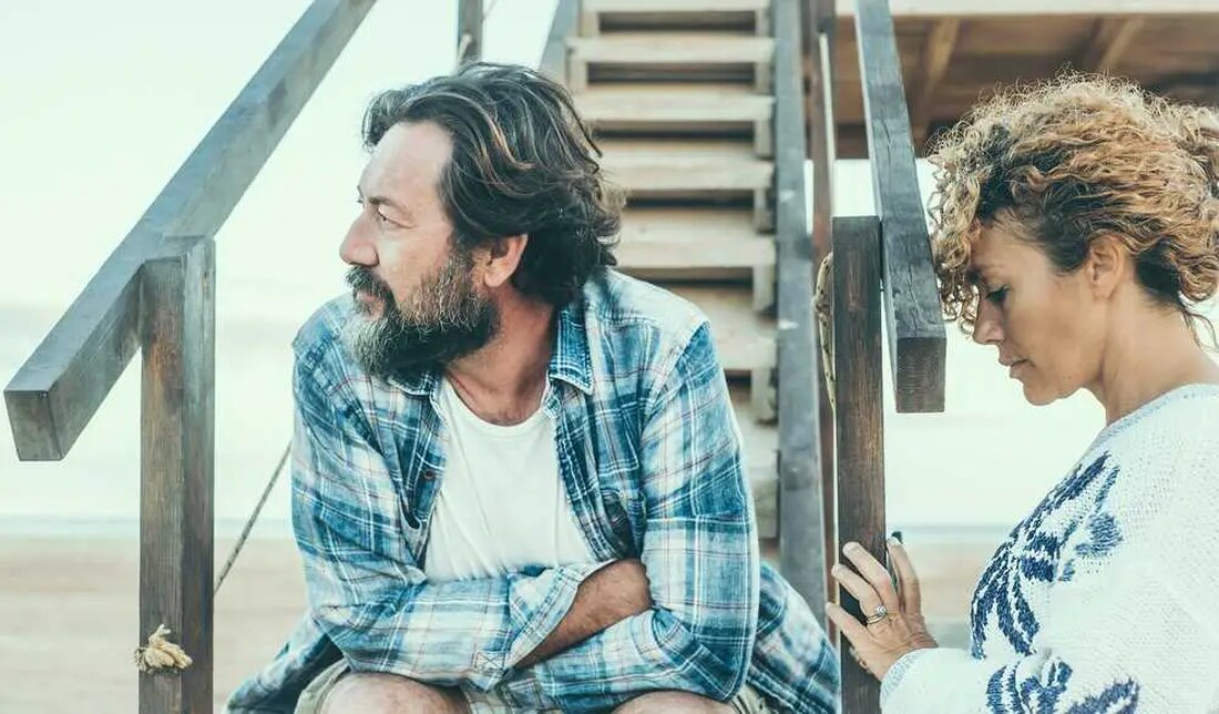 The Making of a Narcissist: Parenting and Trauma Narzisstische Verhaltensweisen sind ein Thema, das bei Psychologen, Forschern und Laien gleichermaßen zunehmend besorgniserregend ist. Während es einfach ist, die Verbreitung von Narzissmus auf Faktoren wie schlechte Erziehung zurückzuführen, ist das Problem komplexer als ein einfacher Mangel an Moral oder Integrität. Narzissmus kann durch eine Kombination von Faktoren entstehen, einschließlich Kindheitstrauma, Persönlichkeitsstörungen und gesellschaftlichen Einflüssen. In diesem Artikel werden wir einige der manipulativen Taktiken untersuchen, die von Narzissten eingesetzt werden, um die Schuld auf andere zu schieben, und Strategien zum Schutz vor ihnen. Narzisstische Tendenzen haben oft ihren Ursprung in einem komplexen …