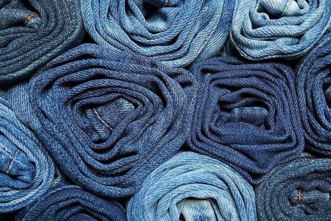 Die Bedeutung von Protein und Nährstoffen für die Wundheilung:
Protein und Nährstoffe spielen eine entscheidende Rolle bei der Wundheilung. Sie sind essentiell für die Bildung neuer Gewebe und Zellen, die notwendig sind, um Verletzungen zu reparieren. Eine proteinreiche Ernährung ist daher von großer Bedeutung für eine effektive Wundheilung.
Die Rolle von Vitaminen und Mineralien bei der Regeneration von Gewebe:
Vitamine und Mineralien sind ebenfalls entscheidend für die Regeneration von Gewebe. Sie unterstützen die Bildung neuer Zellen und tragen zur Stärkung des Immunsystems bei, was wiederum die Wundheilung beschleunigen kann. Eine ausgewogene Ernährung, die reich an Vitaminen und Mineralien ist, kann daher einen positiven Einfluss auf den Heilungsprozess haben.
Ernährungsempfehlungen zur Förderung der Wundheilung:
Basierend auf den Erkenntnissen zur Bedeutung von Protein, Nährstoffen, Vitaminen und Mineralien für die Wundheilung, können konkrete Ernährungsempfehlungen abgeleitet werden. Dazu gehören eine ausgewogene Ernährung mit ausreichend Protein, Vitaminen und Mineralien, sowie die Vermeidung von stark verarbeiteten Lebensmitteln und Zucker. Durch eine gezielte Ernährung kann die Wundheilung unterstützt und beschleunigt werden.