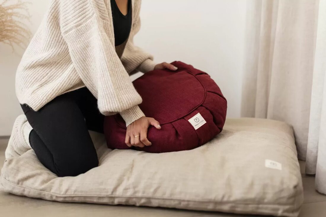 Zur Feier des Weltmeditationstages haben wir unsere Top 4 herausgesucht Yogaangelegenheiten Meditationskissen zur Unterstützung Ihrer Praxis – egal wie lange Sie meditieren oder wo Ihre Praxis stattfindet. Meditation ist ein zentraler Bestandteil jeder Yoga-Praxis, und ehrlich gesagt waren die ersten Yoga-Haltungen nicht dazu gedacht, an körperlicher Stärke oder Flexibilität zu arbeiten, sie waren Meditationshaltungen, die darauf abzielten, den Geist zu fokussieren. In klassischen Yoga-Texten wie dem Hatha Yoga Pradipika, Wir finden Sitzhaltungen wie Virasana (Heldenhaltung), Svastikasana (glückverheißende Haltung), Siddhasana (Adeptenhaltung), Padmasana (Lotushaltung) und Sukhasana (leichte Haltung), die alle zur Meditation verwendet wurden. Obwohl dies spezifische Meditationshaltungen sind, bedeutet das nicht, …