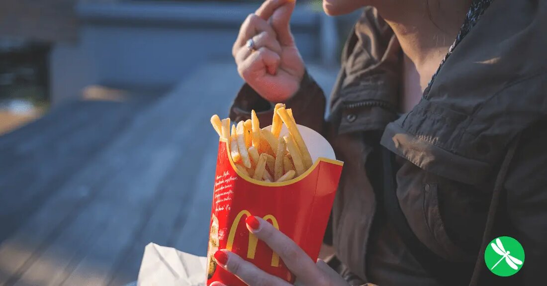 Was sind die Zutaten in McDonald’s Pommes Frites? Die Zutaten, die für McDonald’s Pommes Frites verwendet werden, gehen über die einfache Kombination von Öl, Kartoffeln und Salz hinaus. Während die meisten Menschen sich dieser drei Grundzutaten bewusst sind, gibt es tatsächlich noch viel mehr, was in die Herstellung dieser Pommes Frites einfließt. In verschiedenen Regionen auf der Welt kann sich die Liste der Zutaten unterscheiden. Die wesentlichen Bestandteile sind jedoch in der Regel Kartoffeln, Rapsöl oder Sojaöl, „natürliches Rindfleischaroma“, Zitronensäure als Konservierungsmittel, Dextrose, Natriumacidpyrophosphat zur Farbbewahrung und Salz. Es ist wichtig zu beachten, dass die spezifischen Zutaten je nach Standort …