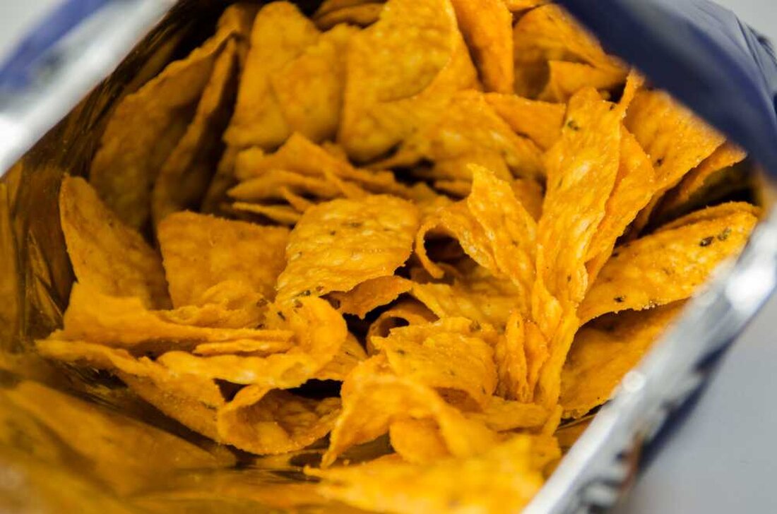 Die unwiderstehliche Knusprigkeit und der köstliche Geschmack von Doritos-Chips haben sie weltweit zu einem beliebten Snack gemacht. Mit Jahresumsätzen, die oft zwischen 250 und 500 Millionen US-Dollar erreichen, besteht kein Zweifel, dass diese Chips ein Fanfavorit sind. Haben Sie sich jedoch jemals Gedanken darüber gemacht, was hinter dem süchtig machenden Geschmack und den damit verbundenen Gesundheitsrisiken steckt? Doritos, ein Produkt von Frito-Lay, wurde entwickelt, um Heißhunger auszulösen und einen übermäßigen Konsum zu fördern. Während dies dem Unternehmensergebnis zugute kommen kann, können die versteckten Gefahren in ihren Inhaltsstoffen schwerwiegende Folgen für die Gesundheit der Verbraucher haben. In diesem Artikel werden wir …