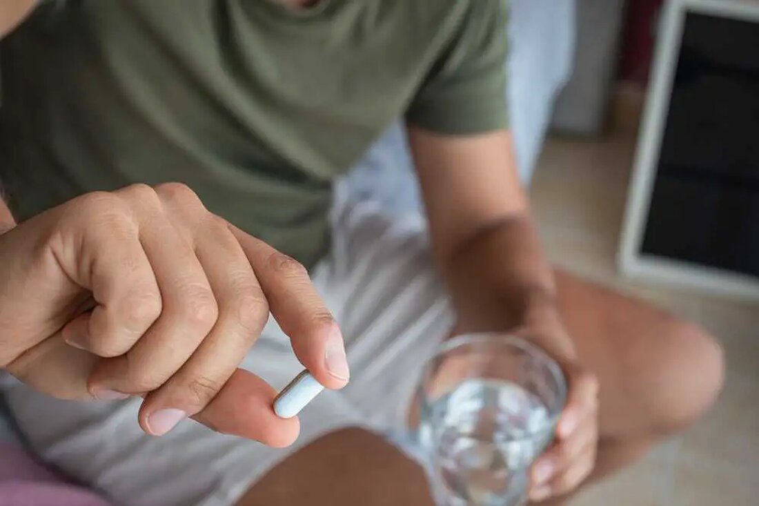In der heutigen schnelllebigen Welt haben Schlafprobleme epidemische Ausmaße angenommen. Nach Angaben der Centers for Disease Control and Prevention leiden schätzungsweise 50-70 Millionen Erwachsene in den USA an Schlafstörungen, wobei Schlaflosigkeit am häufigsten ist (CDC, 2021). Bei einem so weit verbreiteten Problem ist es keine Überraschung, dass sich viele Menschen Melatonin-Ergänzungen als Lösung zuwenden. Jüngste Studien deuten jedoch darauf hin, dass es versteckte Gefahren geben kann, sich auf diese Ergänzungen zu verlassen. In diesem Artikel werden wir die Gründe untersuchen, warum Sie die Einnahme von Melatonin-Ergänzungen vermeiden sollten, in die Wissenschaft der zirkadianen Rhythmen und Schlafstadien eintauchen und natürliche Alternativen …