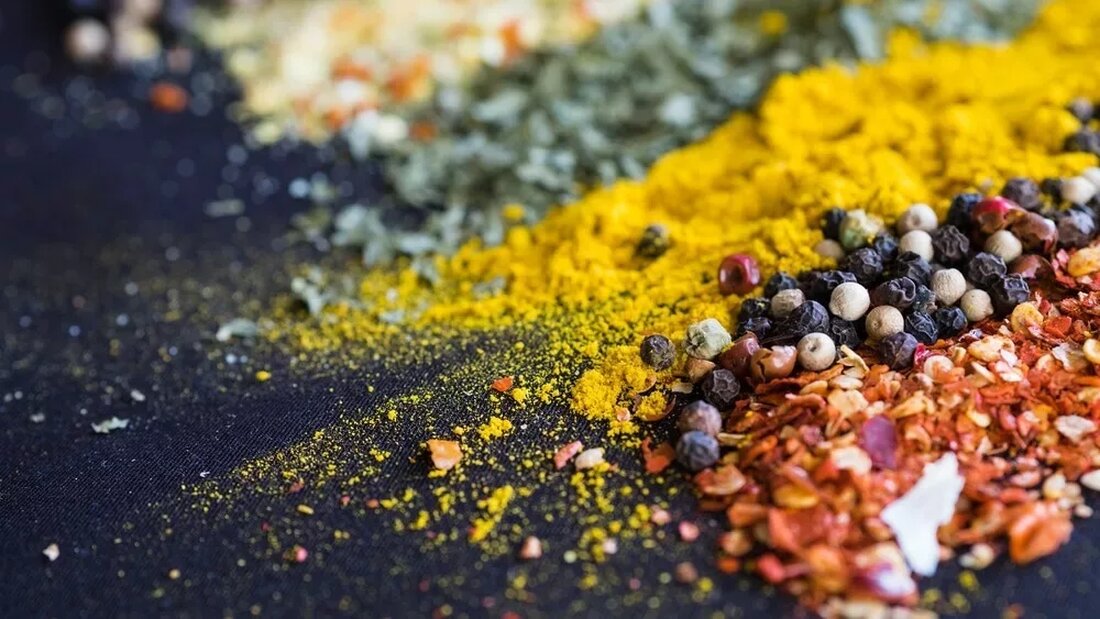 Die gesundheitlichen Vorteile von Kräutern und Gewürzen Ein Artikel, der in der Zeitschrift „Food Chemistry“ veröffentlicht wurde, erläutert die gesundheitlichen Vorteile von Kräutern und Gewürzen. Laut dem Artikel enthalten diese Pflanzenextrakte Polyphenole, die das Potenzial für eine präbiotische Wirkung haben. Die bioaktiven Bestandteile haben wahrscheinlich entzündungshemmende Eigenschaften und beeinflussen das Darmmikrobiom. Die Verwendung von Kräutern und Gewürzen könnte bestimmte Krankheiten verhindern, die mit einer beeinträchtigten Darmbarriere und Fettleibigkeit verbunden sind. Hintergrund Viele Zweige der alternativen Medizin, wie Ayurveda, Siddha und Unani, haben ihren Ursprung in Indien. Die Verwendung von Gewürzen und Kräutern zu medizinischen Zwecken ist eine jahrhundertealte Praxis, die …