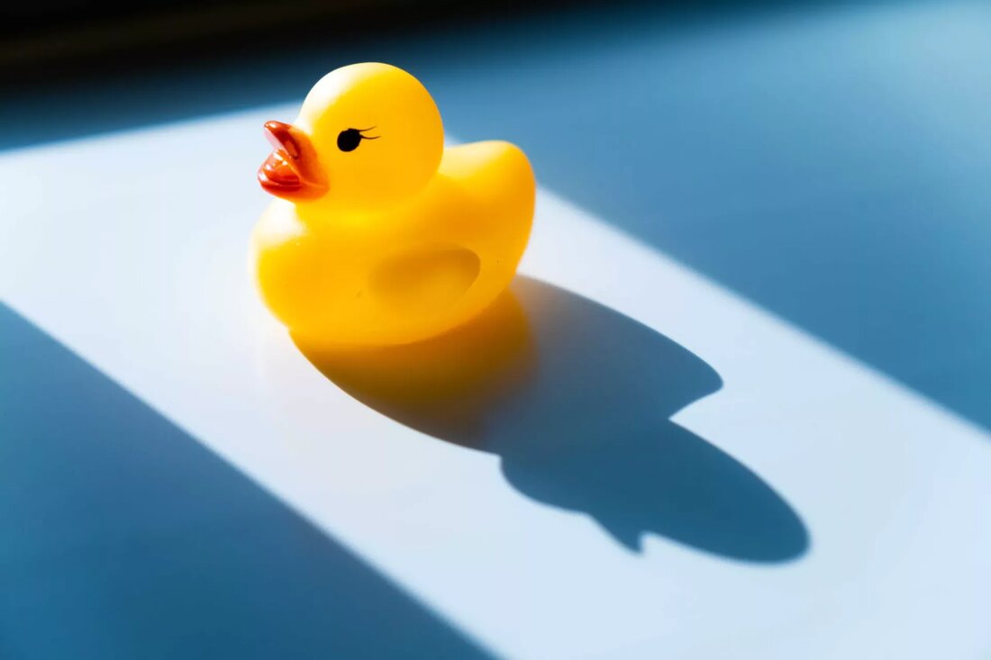 Die versteckte Gefahr in Ihrem Badezimmer: Schimmel und Bakterien in Spielzeugen Beim Baden ihrer Kleinkinder betrachten nur wenige Eltern das niedlich aussehende Quietscheentchen als potenzielle Gefahr. Aber wie die herzzerreißende Geschichte von Baylor, dem Sohn von Eden Strong, zeigt, können Badespielzeuge eine Gefahr darstellen, die wir nicht ignorieren sollten. Baylor litt unter einer schweren Zellulitis und stand kurz davor, sein Augenlicht aufgrund einer bakteriellen Infektion, die er von seinen Spielsachen bekommen hatte, zu verlieren. Die versteckten Kolonisten: Bakterien und Pilze, die sich in aller Offensichtlichkeit verstecken Stellen Sie sich das Baden als Schlachtfeld zwischen Sauberkeit und lauernden Eindringlingen vor. Badespielzeuge …