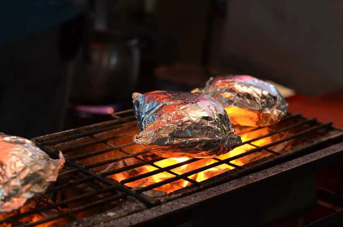 Aluminiumfolie ist ein Grundnahrungsmittel in vielen Küchen und wird für alles verwendet, vom Einwickeln von Resten bis zum Auskleiden von Backblechen. Untersuchungen haben jedoch gezeigt, dass die Verwendung von Aluminiumfolie beim Kochen zu toxischen Aluminiumgehalten in Lebensmitteln führen kann, was schwerwiegende gesundheitliche Auswirkungen haben kann. Dieser Artikel untersucht die Gefahren des Kochens mit Alufolie und schlägt sicherere Alternativen vor. Aluminiumauswaschung beim Kochen Ein Hauptanliegen bei Aluminiumfolie ist, dass sie Aluminium in die Lebensmittel auslaugen kann, mit denen sie gekocht wird. Studien haben erhöhte Aluminiumkonzentrationen in mit Alufolie zubereiteten Lebensmitteln, Kochgeschirr und Utensilien sowie in Aluminiumbehältern gefunden (Ertl & Goessler, 2018; …