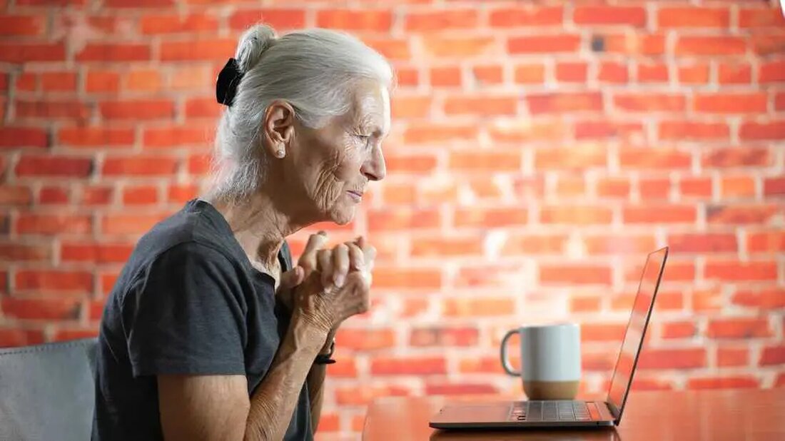Über ein Jahrhundert hinaus leben: Jayne Burns‘ Geheimnisse für ein langes Leben Jayne Burns, eine inspirierende 101-jährige Frau, die über ein Jahrhundert hinaus lebt, existiert nicht nur, sondern blüht auf, während sie ihre täglichen Routinen der Arbeit und des Pendelns fortsetzt. Während viele danach streben, die Geheimnisse einer solchen Langlebigkeit zu kennen, bietet Jaynes Leben möglicherweise einige Einblicke, wie man solch ein bemerkenswertes Alter mit Vitalität erreichen kann. Der zeitlose Pendler Stellen Sie sich einen normalen Pendler auf der Straße vor, der zur Arbeit fährt. Stellen Sie sich diesen Pendler nun als 101-jährige Frau vor. Jayne Burns ist nicht irgendein …
