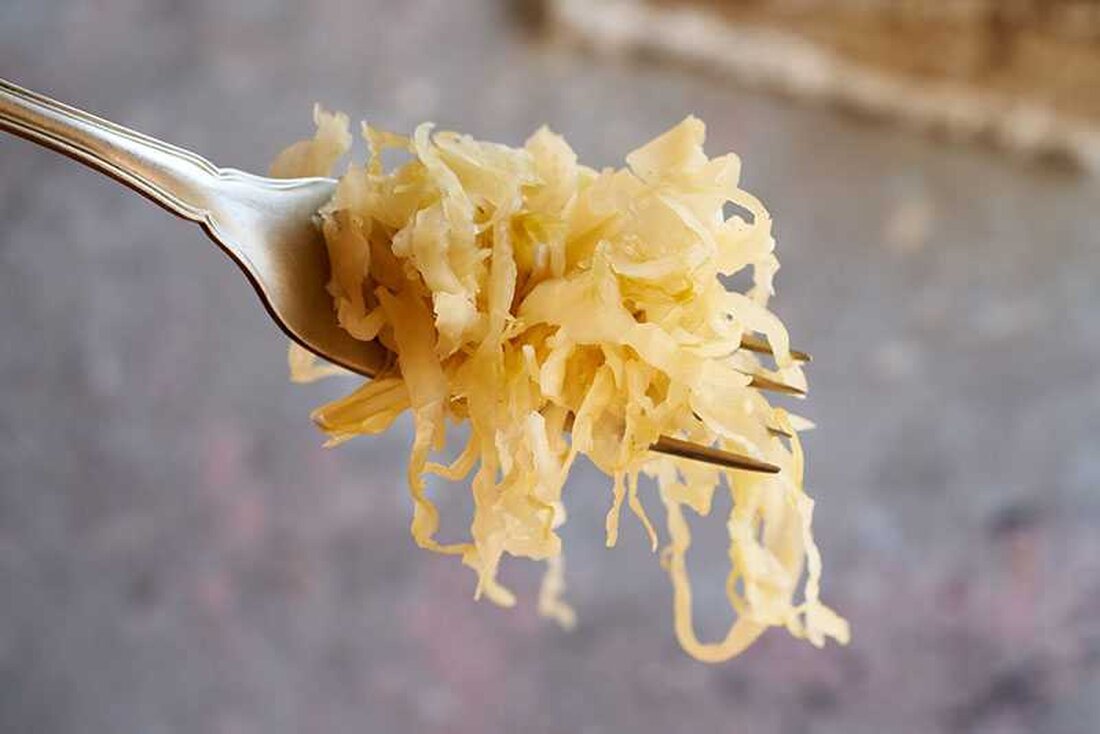 Sauerkraut ist ein beliebtes fermentiertes Lebensmittel, das seit Jahrhunderten genossen wird. Es wird aus Kohl hergestellt, der geschnitten und mit Salz und anderen Gewürzen fermentiert wurde. Der Fermentationsprozess erzeugt Probiotika, nützliche Bakterien, die die Gesundheit des Verdauungssystems verbessern und das Immunsystem stärken können. Laut Dr. Joseph Mercola, dem renommierten Arzt und Gesundheitsjournalisten, enthalten zwei Unzen hausgemachtes Sauerkraut mehr Probiotika als eine Flasche mit 100 probiotischen Kapseln. Denn traditionelles Sauerkraut wird mehrere Wochen fermentiert und hat daher eine viel höhere Konzentration an Probiotika als ein probiotisches Nahrungsergänzungsmittel. Wie von Dr. Mercola empfohlen, „ist eine der besten Strategien, um sicherzustellen, dass Sie &hellip;