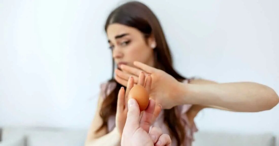Die Nährstoffdichte von Eiern Eier haben aufgrund ihrer außergewöhnlichen Proteinqualität einen wohlverdienten Ruf. Sie sind eine Quelle für komplettes Protein, was bedeutet, dass sie alle essentiellen Aminosäuren enthalten, die für wichtige biologische Funktionen wie die Bildung und Reparatur von Muskeln notwendig sind. Darüber hinaus sind Eier mit verschiedenen Vitaminen und Mineralstoffen beladen, die förderlich für die Gesundheit sind und zum allgemeinen Wohlbefinden beitragen. Betonung des Eigelbs Entgegen gängiger Missverständnisse sollte das Eigelb nicht gefürchtet, sondern gefeiert werden. Im Eigelb konzentrieren sich die meisten Nährstoffe eines Eies. Im goldenen Zentrum finden Sie: Cholin: Cholin ist eine essentielle Komponente, die eine wichtige …