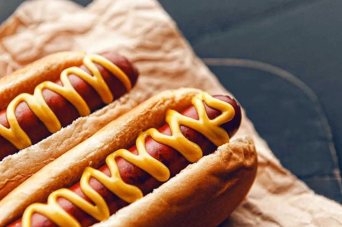 Eine aktuelle Studie legt nahe, dass der Verzehr nur eines Hotdogs Ihre Lebenserwartung um 36 Minuten verkürzen könnte. Ja, der Genuss eines Hotdogs könnte trotz seines fragwürdigen Nährwerts zu den einfachen Freuden des Lebens gehören. Aber die Zahlen sind schwer zu ignorieren und stammen aus einer umfassenden Studie, die in der Fachzeitschrift Nature Food veröffentlicht wurde. In dieser Studie untersuchten Forscher die Auswirkungen von 5.853 Lebensmitteln sowohl auf die menschliche Gesundheit als auch auf die Umwelt. Die Analyse zeigt, dass bereits kleine Änderungen in Ihrer Ernährung erhebliche Auswirkungen auf Ihre Gesundheit und Ihren CO2-Fußabdruck haben können. Die Autoren der Studie, …