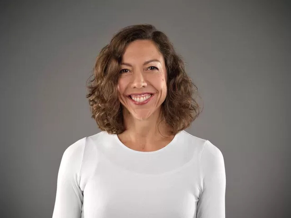 Es ist fünf Jahre her, dass ich Anna Ashby zum ersten Mal für den Yogamatters-Blog im Triyoga-Studio in Camden getroffen und interviewt habe. Es ist erstaunlich, wie sehr sich unser Leben – und tatsächlich die Welt – seitdem verändert hat! Im Gespräch: With Anna Ashby (LINK – https://blog.yogamatters.com/anna-ashby/) präsentierte Anna als Tänzerin, Yogi, Lehrerin, Mensch und Stimme und machte Lust auf mehr – „Wir müssen noch einmal mit Anna reden. Wir müssen tiefer gehen. Man hat das Gefühl, es gibt so viel mehr über Anna Ashby zu entdecken. Diese erstaunliche Frau lebt und atmet ihr Yoga auf auffallend authentische Weise. …