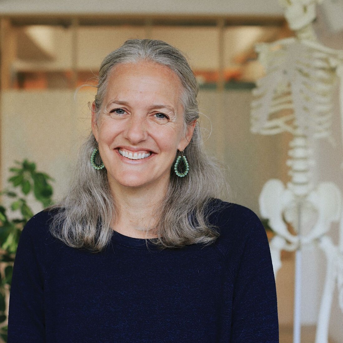 Wir alle kennen die Vorteile von Yoga in unserem eigenen Leben, aber wussten Sie, dass es jetzt spezielle Kurse für krebskranke Menschen gibt? Während die Genesungsraten heutzutage steigen, kennen wir leider mehr Menschen, die sich entweder mit einer Diagnose, Behandlung oder dem Genesungsprozess befassen. Yogamatters hat Vicky Fox, eine Yogalehrerin, die sich auf Kurse für Krebspatienten spezialisiert hat, getroffen, um mehr über die Vorteile zu erfahren. Was sind die Vorteile eines Yoga-Kurses für Krebs? Ich helfe Menschen, sich wieder mit ihrem sich verändernden Körper zu verbinden und ihren Atem zu finden. Zu hören, dass Sie Krebs haben, raubt Ihnen den …