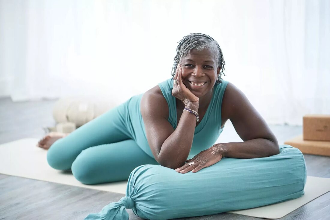 Neugier, Entspannung, Mut, Gemeinschaft, Inklusivität und Ausgeglichenheit: sechs Schlüsselwörter, die eine Grundlage für das Leben und die Yogapraxis von Yogamatters Community Leader Yvonne O’Garro bilden und einen Rahmen für dieses inspirierende Interview bilden. Einige von euch werden sie bereits aus den Yogamatters Online-Community-Kursen kennen und lieben und werden diese Gelegenheit zu schätzen wissen, sie besser kennenzulernen. Was den Rest von Ihnen betrifft, Sie werden ein echtes Vergnügen erleben. Neugier „Nächste Woche probiere ich Yoga zum Lachen.“ Hier hat alles angefangen. An einem Sonntagnachmittag im Jahr 2006 beschloss Yvonne O’Garro, während sie ihre regelmäßige Routine mit Maschinen und freien Gewichten absolvierte, …