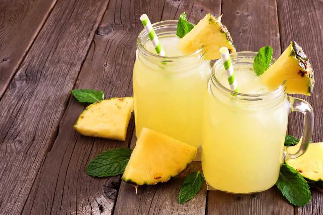 Der erfrischende und saftige Geschmack von mit Ananas angereichertem Wasser bietet zahlreiche gesundheitliche Vorteile und ist zu jeder Jahreszeit ein großartiges Getränk. Historisch gesehen stammt das mit Früchten angereicherte Wasser, auch bekannt als „Agua Fresca“, aus Mexiko. Die Azteken kombinierten Früchte mit Wasser, als sie durch die Gewässer in der Nähe des heutigen Mexiko-Stadt navigierten. Sie fügten sogar Eis von benachbarten ruhenden Vulkanen hinzu, um die Zubereitung erfrischender zu machen. Dank moderner Annehmlichkeiten ist die Zubereitung von mit Früchten angereichertem Wasser, insbesondere Ananaswasser, jetzt einfacher und sicherer. Es handelt sich nicht mehr um ein kompliziertes Verfahren, sondern um eine einfache …