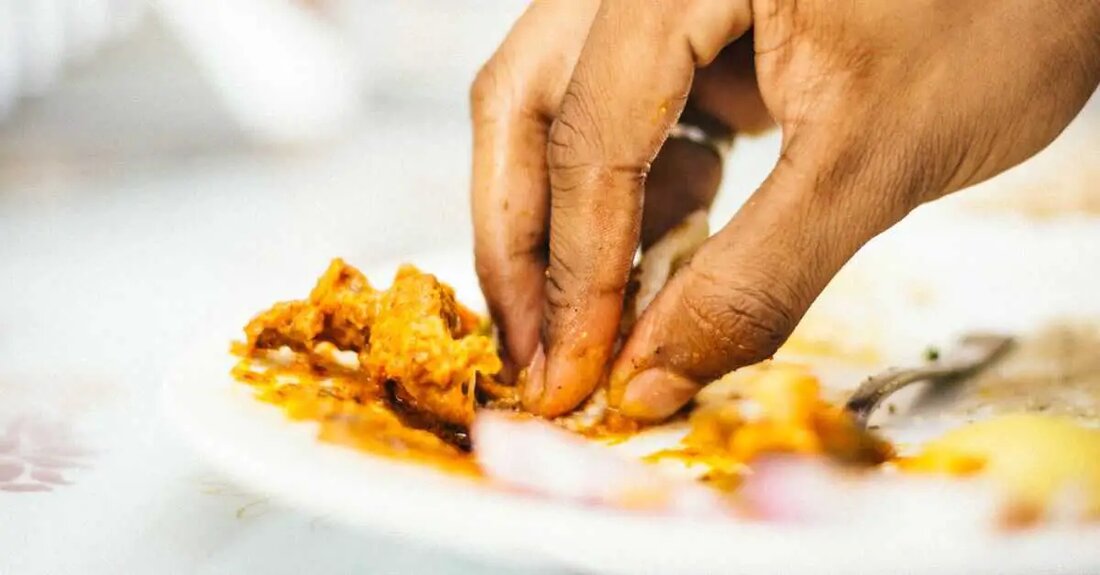 Die Tradition des Essens mit den Händen in verschiedenen Kulturen Das Essen mit den Händen ist eine langjährige Tradition, die in vielen Kulturen auf der ganzen Welt zu finden ist. Mehr als nur eine Möglichkeit, Nahrung aufzunehmen, verbindet es Menschen mit ihrer kulturellen Identität und ihrer gemeinsamen Geschichte. In verschiedenen Teilen Afrikas, wie Äthiopien und den Küstenländern Westafrikas, ist das Berühren des Essens ein integraler Bestandteil des Esserlebnisses und verknüpft jeden Bissen mit einer gemeinsamen Vergangenheit. Ebenso wird in Südasien das Essen mit den Händen als natürliche Erweiterung der Mahlzeit betrachtet und verleiht ihr eine persönliche Note, die die Menschen …