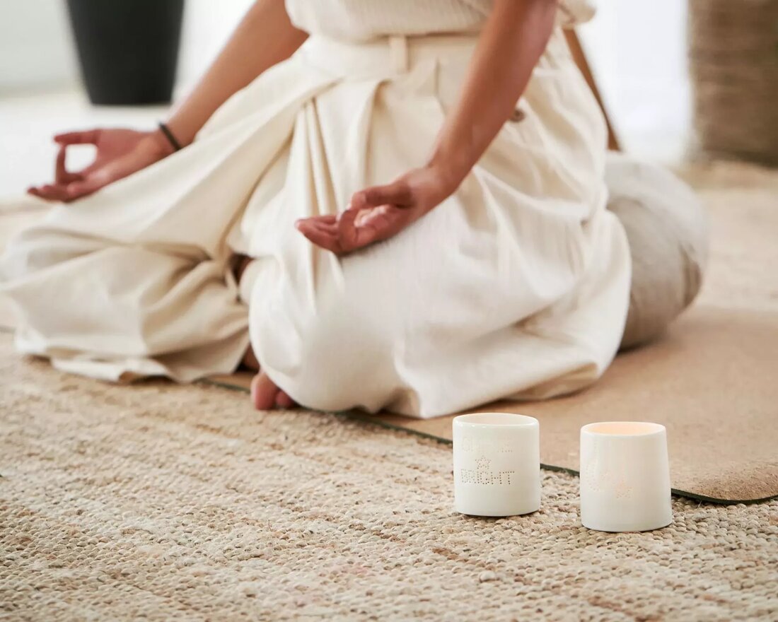 Was bedeutet „Dharma“? Das Wort „Dharma“ ist ein uraltes Konzept, das sich über Tausende von Jahren entwickelt hat. Unter vielen verschiedenen Traditionen vom Buddhismus bis zum Jainismus und Hinduismus finden wir dieses Wort sogar in den alten yogischen Texten, die als bekannt sind Veden, aus der Zeit um 1500 v. In diesen alten Kulturen war das Konzept von „Dharma“ ein zentraler Bestandteil des Lebens, vom Wurzelwort „dh“, das „halten“ oder „stützen“ bedeutet, bezieht sich Dharma auf die ewige und innewohnende Natur der Realität, auf Wahrheit, und wird auch mit „Pflicht“, „Tugend“ und „Moral“ übersetzt. Während das Konzept des „Dharma“ ein …