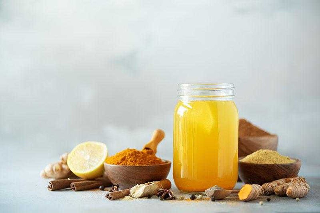 Mit dem neuen Jahr ist es eine perfekte Zeit, sich auf Ihr Gesundheitsprogramm zu konzentrieren, einschließlich einer gesunden Entgiftungsunterstützung. Und Entgiftung ist das perfekte Werkzeug, um sicherzustellen, dass Sie Ihre Gesundheit optimieren. Viele Menschen wenden sich Detox-Getränken zu, um ihre Reinigungsziele zu erreichen. Studien haben ergeben, dass natürliche Inhaltsstoffe besonders vorteilhaft sind, um den natürlichen Entgiftungsprozess des Körpers zu unterstützen. Dieser Artikel wirft einen Blick auf ein köstliches Rezept für ein Entgiftungsgetränk mit sechs natürlichen Zutaten, die Ihnen helfen, die Kraft der natürlichen Entgiftung freizusetzen. Was genau bedeutet Entgiftung? Die Entgiftung ist ein wichtiger Prozess, durch den sich unser Körper …