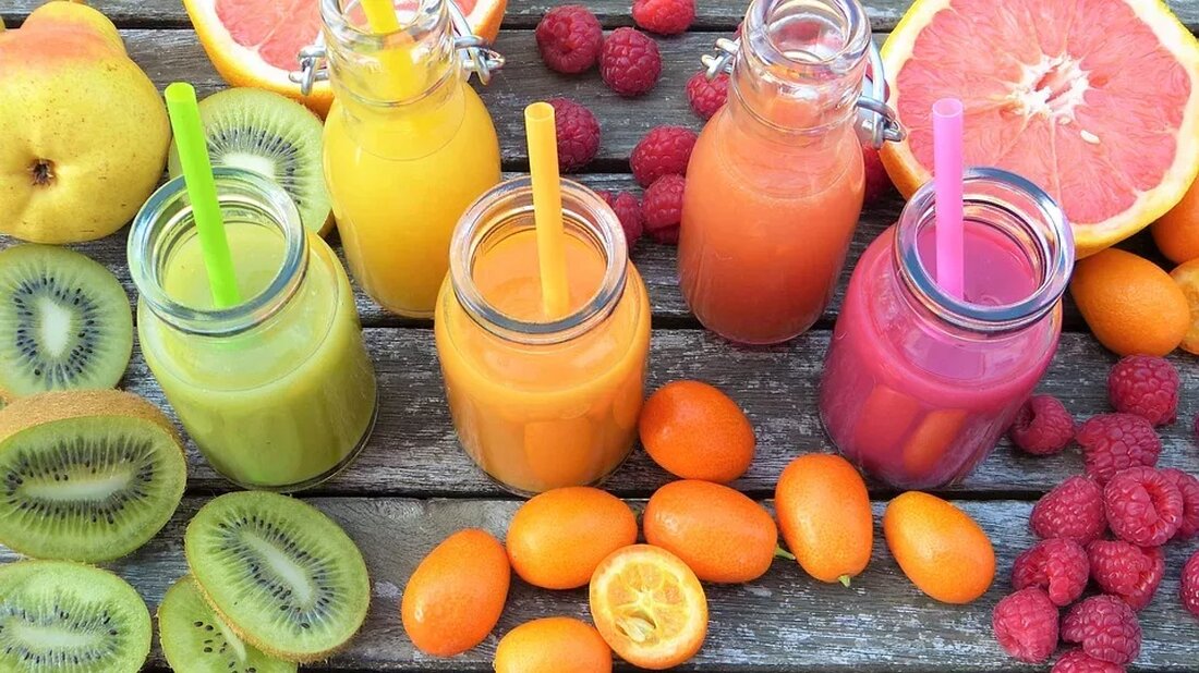 Entsaften vs. Smoothies: Was ist besser? Die Entscheidung, ob man seine Früchte und Gemüse entsaften oder zu einem Smoothie verarbeiten sollte, ist keine leichte. Beide Methoden haben ihre Vor- und Nachteile, und es hängt von den individuellen Vorlieben und Zielen ab, welche methode man wählen sollte. In diesem Artikel werden wir uns genauer mit den Unterschieden und Vorteilen von Entsaften und Smoothies auseinandersetzen, um dabei zu helfen, die richtige Entscheidung zu treffen. Was ist Entsaften? Beim Entsaften wird der Saft von Obst und Gemüse separiert und von der Faser getrennt. Dies geschieht mithilfe einer speziellen Entsaftungsmaschine, die das Fruchtfleisch und &hellip;