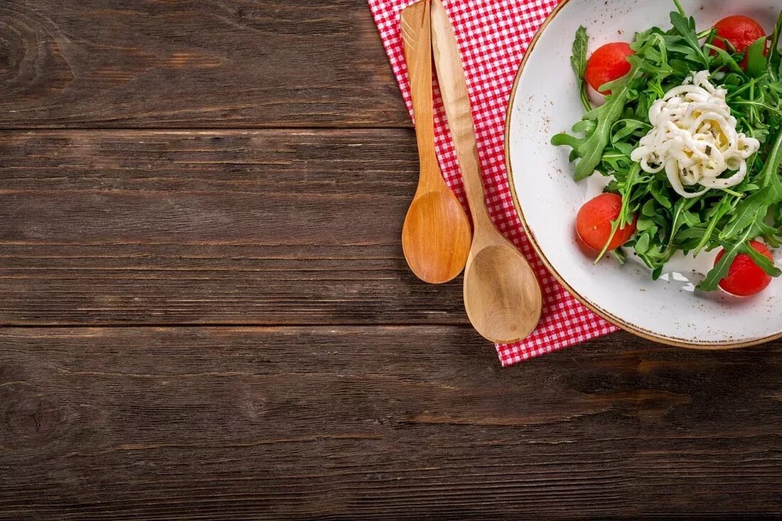 Ernährung für den Muskelaufbau: Ein Leitfaden Krafttraining und eine ausgewogene Ernährung gehen Hand in Hand, wenn es darum geht, Muskelmasse zu gewinnen. Eine angemessene Ernährung liefert den notwendigen Treibstoff für das Wachstum und die Reparatur von Muskeln. In diesem Leitfaden werden wir die wichtigsten Aspekte einer Ernährung für den Muskelaufbau beleuchten. Kalorienüberschuss für den Muskelaufbau Um Muskeln aufzubauen, sollte eine Person mehr Kalorien zu sich nehmen, als sie verbraucht. Dieser Überschuss an Kalorien schafft die Energie, die benötigt wird, um Muskelmasse aufzubauen. Es wird empfohlen, einen moderaten Kalorienüberschuss von etwa 250-500 Kalorien pro Tag zu halten, um Muskeln aufzubauen, ohne &hellip;