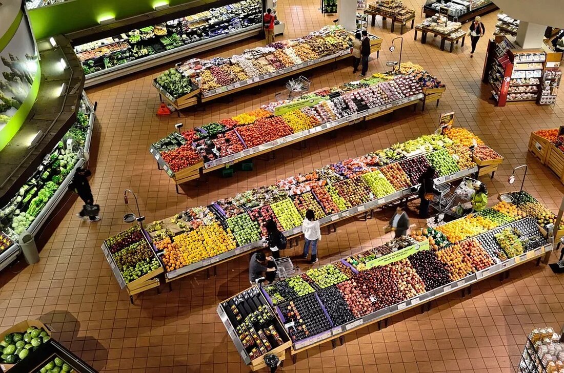 .
1: Die Bedeutung der richtigen Ernährung für die Sehkraft
Eine gesunde Ernährung spielt eine entscheidende Rolle bei der Aufrechterhaltung der Sehkraft. Durch die Versorgung des Körpers mit wichtigen Nährstoffen können Augenerkrankungen vorgebeugt und die Gesundheit der Augen unterstützt werden.
2: Nährstoffe, die die Augengesundheit unterstützen
Bestimmte Nährstoffe wie Omega-3-Fettsäuren, Vitamin A, C und E sowie Antioxidantien tragen maßgeblich zur Erhaltung der Sehkraft bei. Diese Nährstoffe sind in einer Vielzahl von Lebensmitteln enthalten und sollten regelmäßig in die Ernährung integriert werden, um die Augengesundheit zu unterstützen.
3: Empfehlungen für eine gesunde Ernährung zum Schutz der Sehkraft
Um die Sehkraft langfristig zu erhalten, ist es wichtig, eine ausgewogene Ernährung zu beachten, die reich an den genannten Nährstoffen ist. Dazu gehören unter anderem Fisch, grünes Blattgemüse, Nüsse und Samen sowie Obst und Gemüse. Indem diese Nahrungsmittel in den Speiseplan aufgenommen werden, kann die Sehkraft geschützt und die Gesundheit der Augen gefördert werden.