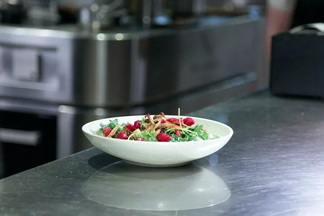 Essen für zwei: Ernährung während der Schwangerschaft Eine gesunde Ernährung ist während der Schwangerschaft von großer Bedeutung, um sowohl das Wohlbefinden der Mutter als auch die Entwicklung des ungeborenen Kindes zu gewährleisten. In diesem Artikel werden wir einige wichtige Aspekte der Ernährung während der Schwangerschaft diskutieren und Tipps geben, wie eine ausgewogene und nährstoffreiche Ernährung erreicht werden kann. Die Bedeutung einer gesunden Ernährung während der Schwangerschaft Während der Schwangerschaft ist der Bedarf an Nährstoffen erhöht, da das heranwachsende Baby im Mutterleib kontinuierlich wächst und einen hohen Anteil an essentiellen Nährstoffen benötigt. Eine gute Ernährung trägt dazu bei, dass das Kind …