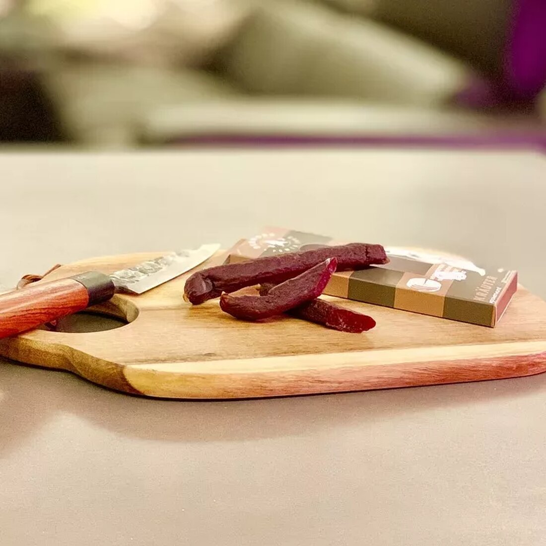 Essen im Alter: Besondere Überlegungen Im Alter spielt die Ernährung eine besonders wichtige Rolle für die Gesundheit und das Wohlbefinden. Mit zunehmendem Alter verändert sich der Körper, sowohl physisch als auch psychisch. Das hat Auswirkungen auf den Stoffwechsel, die Verdauung und den Nährstoffbedarf. Es ist daher entscheidend, dass ältere Menschen ihre Ernährung entsprechend anpassen, um optimal versorgt zu sein. Der veränderte Nährstoffbedarf im Alter Durch den natürlichen Alterungsprozess verändert sich der Stoffwechsel und der Energiebedarf im Körper nimmt ab. Das bedeutet, dass ältere Menschen weniger Kalorien benötigen als in jüngeren Jahren. Gleichzeitig steigt jedoch der Bedarf an einigen wichtigen Nährstoffen. …