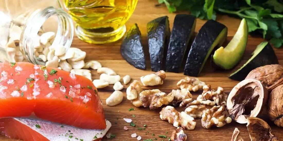 Sie haben wahrscheinlich schon einmal die Begriffe „Fettsäure“ und „Omega 3“ gehört, aber wissen Sie, was eine Fettsäure ist oder warum Ihr Körper sie benötigt? Was ist mit den verschiedenen Arten von Fettsäuren, in welchen Lebensmitteln können Sie sie natürlich finden und wie viel braucht Ihr Körper, um ein langes, gesundes Leben zu führen? Fettsäuren sind wichtig, damit alle Systeme des Körpers normal funktionieren, einschließlich Haut, Atemwege, Kreislaufsystem, Gehirn und Organe. Es gibt zwei Fettsäuren, sogenannte essentielle Fettsäuren (EFA), die Ihr Körper nicht selbst produziert. EFAs müssen eingenommen werden. Die beiden essentiellen Fettsäuren, die der menschliche Körper nicht produzieren kann, sind die Omega-3-Fettsäure …