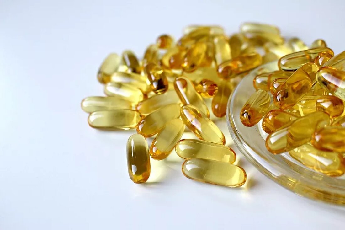 Fischöl und Omega-3: Gesundheitliche Vorteile Einleitung Fischöl und Omega-3-Fettsäuren sind seit langem Gegenstand umfangreicher wissenschaftlicher Untersuchungen. Diese natürlichen Nahrungsergänzungsmittel erfreuen sich weltweit großer Beliebtheit aufgrund ihrer zahlreichen gesundheitlichen Vorteile. In diesem Artikel werden wir uns genauer mit den gesundheitlichen Vorteilen von Fischöl und Omega-3-Fettsäuren auseinandersetzen. Omega-3-Fettsäuren: Eine Einführung Omega-3-Fettsäuren sind essenzielle Fettsäuren, die der Körper nicht selbst produzieren kann und daher über die Nahrung aufnehmen muss. Die drei Haupttypen von Omega-3-Fettsäuren sind Eicosapentaensäure (EPA), Docosahexaensäure (DHA) und Alpha-Linolensäure (ALA). Fischöl, insbesondere aus fettreichen Kaltwasserfischen wie Lachs, Hering und Makrele, ist eine reiche Quelle von EPA und DHA. Pflanzliche Nahrungsquellen wie …