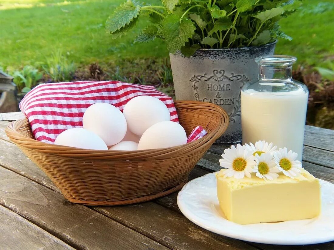 Folsäure für Schwangere: Was Sie wissen sollten Die Einnahme von Folsäure während der Schwangerschaft spielt eine entscheidende Rolle für die gesunde Entwicklung des Babys. Folsäure ist eine Form von Vitamin B9 und ist wichtig für die Bildung roter und weißer Blutkörperchen, die Zellteilung und das Wachstum des Gewebes. In diesem Artikel erfahren Sie, warum Folsäure während der Schwangerschaft so wichtig ist, wie viel Sie einnehmen sollten und welche Lebensmittel reich an Folsäure sind. Warum ist Folsäure wichtig für Schwangere? Während der frühen Schwangerschaft entwickelt sich das zentrale Nervensystem des Babys. Folsäure spielt eine entscheidende Rolle bei der Bildung der Neuralrohrzellen, …