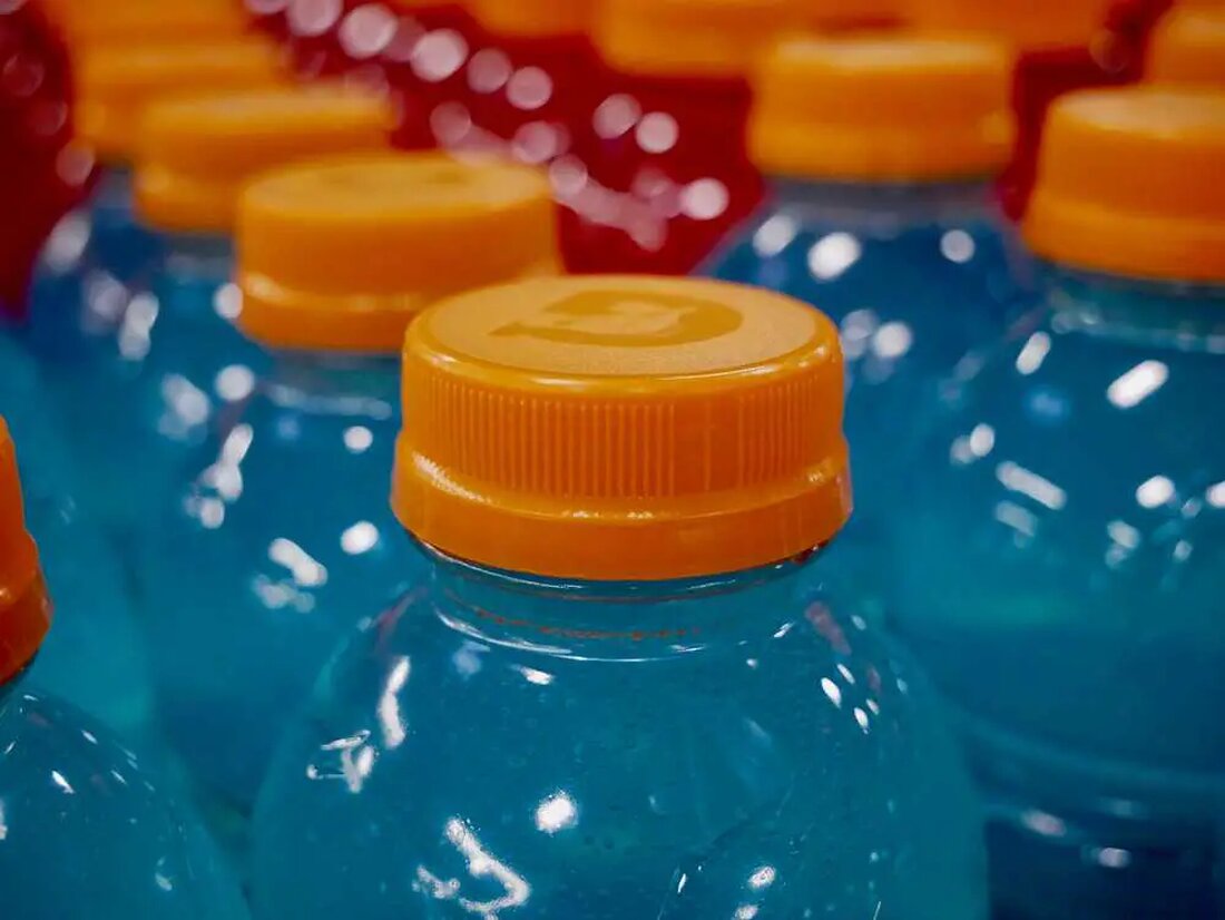 Gatorade ist ein beliebtes Sportgetränk, das verschiedene Getränkelinien mit jeweils eigenen, einzigartigen Eigenschaften bietet. Allerdings geben die in Gatorade enthaltenen Inhaltsstoffe wie Zucker, Farbstoffe und andere Zusatzstoffe Anlass zur Sorge hinsichtlich möglicher Gesundheitsschäden. Lassen Sie uns die Zusammensetzung von Gatorade, seine Nachteile und alternative Optionen, die eine bessere Gesundheit fördern, untersuchen. Die Zutaten von Gatorade verstehen Gatorade verfügt mittlerweile über viele verschiedene Getränkelinien, darunter das Original, Flow, Fierce, Frost, G Organic, G2 (mit der Hälfte des Zuckers) und Zero (ohne Zucker). Abgesehen vom unterschiedlichen Zuckergehalt und der unterschiedlichen Geschmacksintensität weisen diese Getränke eine ähnliche Zusammensetzung an Elektrolyten, Aromen, Farbstoffen und …